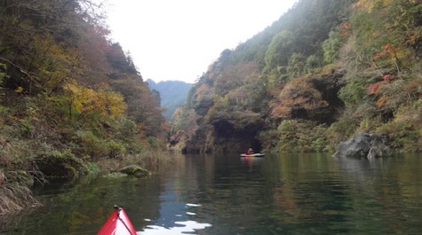 【紅葉を独り占め!】奥多摩の白丸湖で楽しむ紅葉カヌー!